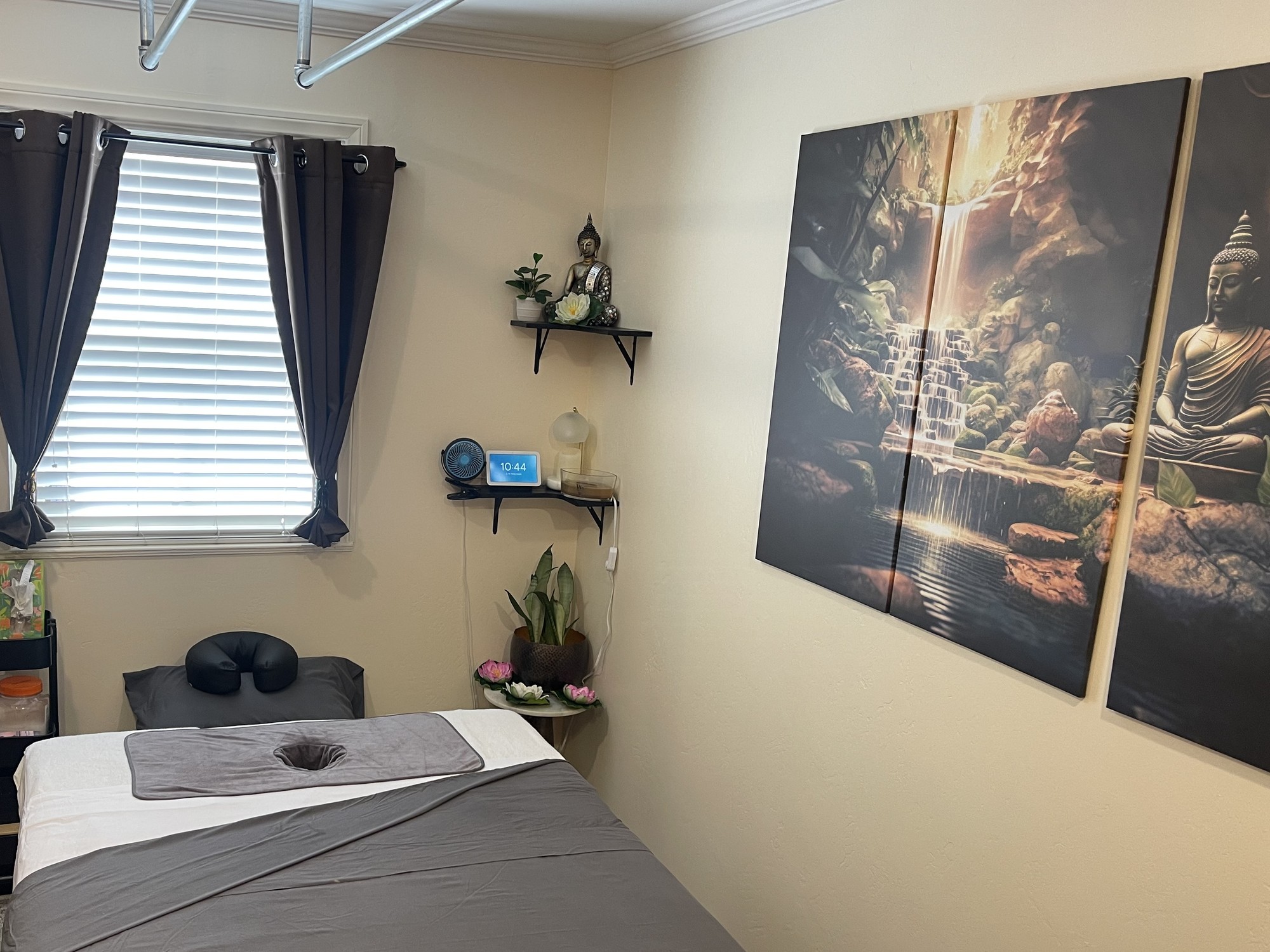 New larger massage table in the Nyluma Bodyworks private session room